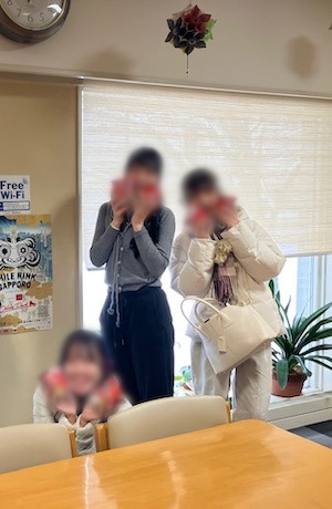 ホテルの宿泊者がサンプリング商品を受け取る写真1