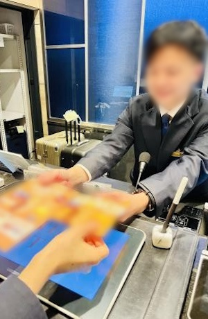 ホテルの宿泊者がサンプリング商品を受け取る写真3